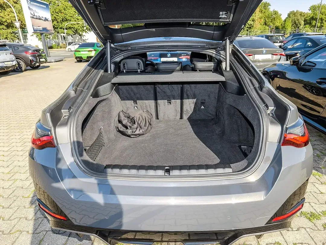 BMW i4 - Thumbnail 27