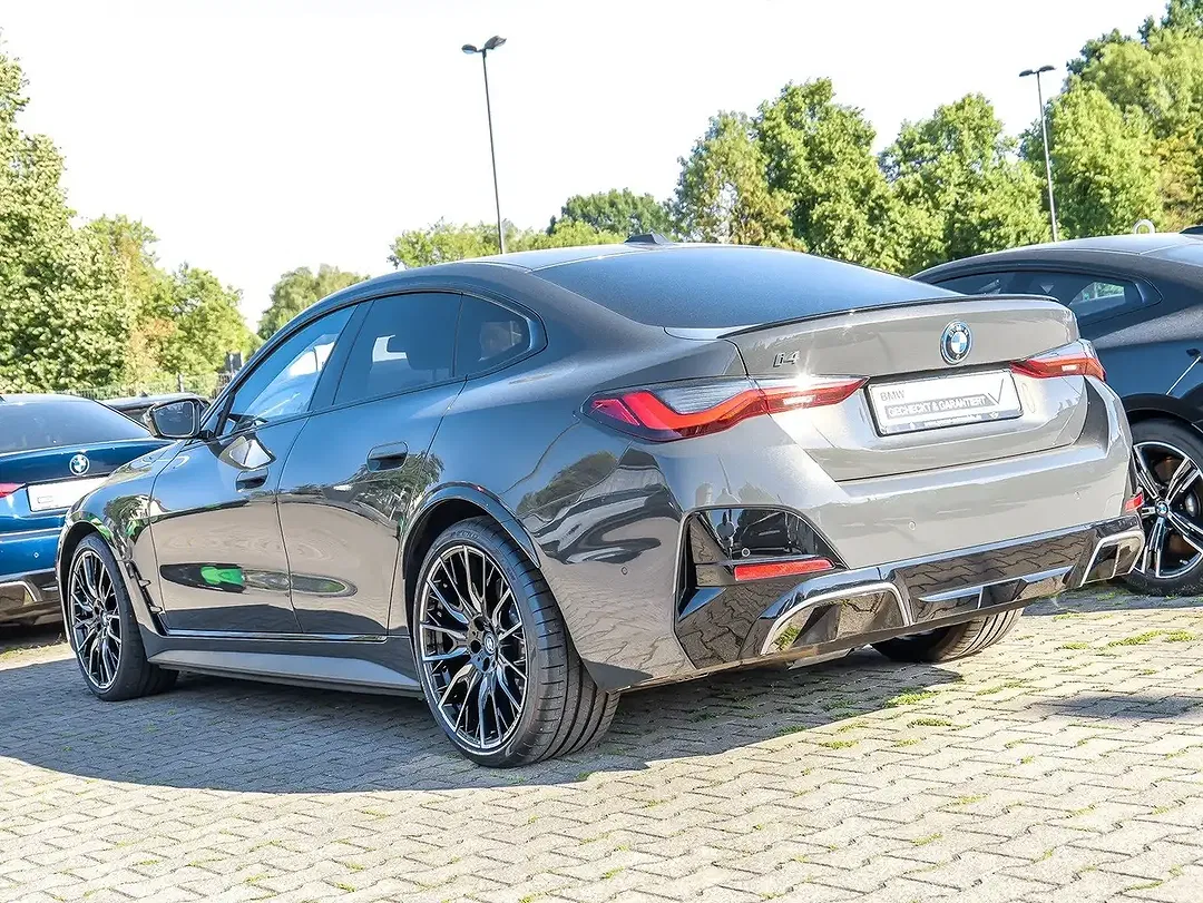 BMW i4 - Thumbnail 7