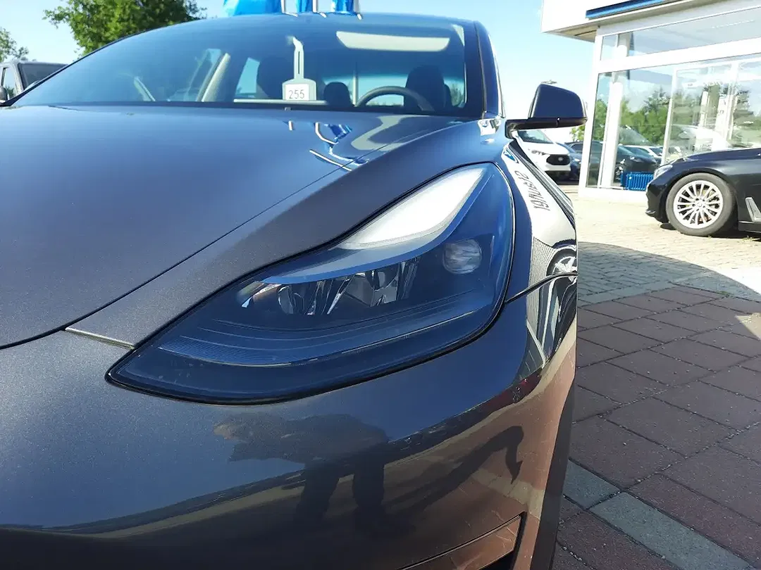 Tesla Model 3 - Thumbnail 9