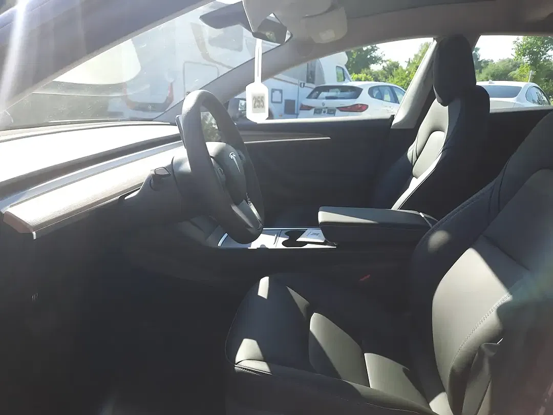 Tesla Model 3 - Thumbnail 12