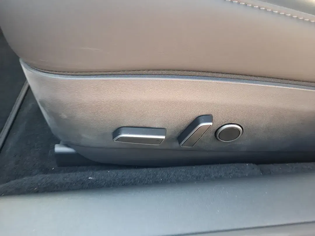 Tesla Model 3 - Thumbnail 14