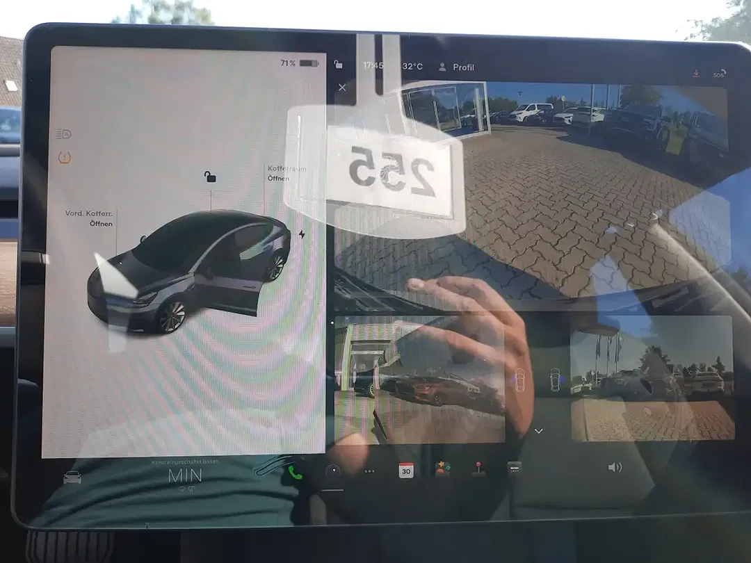 Tesla Model 3 - Thumbnail 18