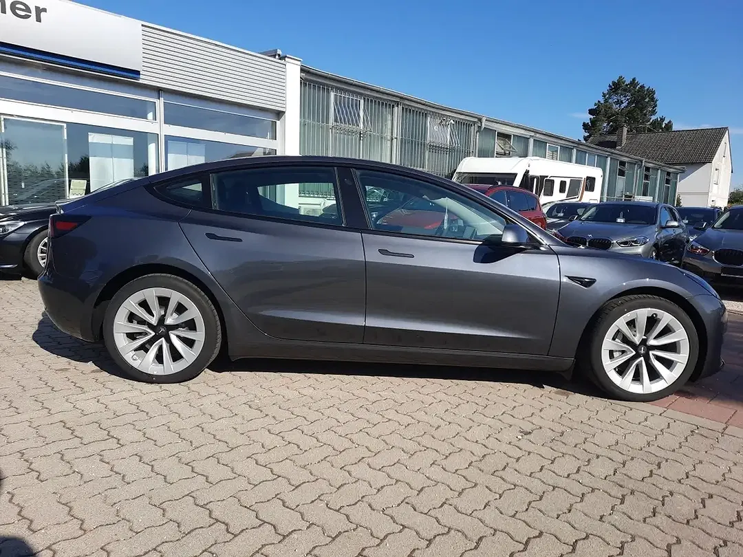 Tesla Model 3 - Thumbnail 3