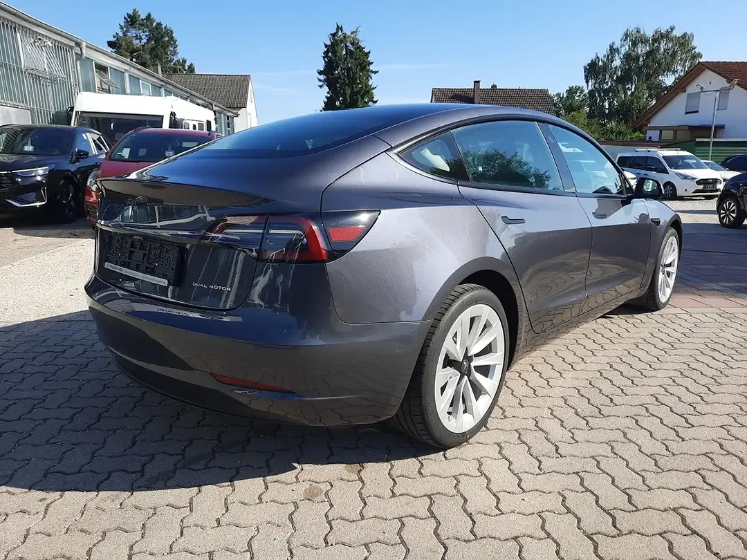 Tesla Model 3 - Thumbnail 4