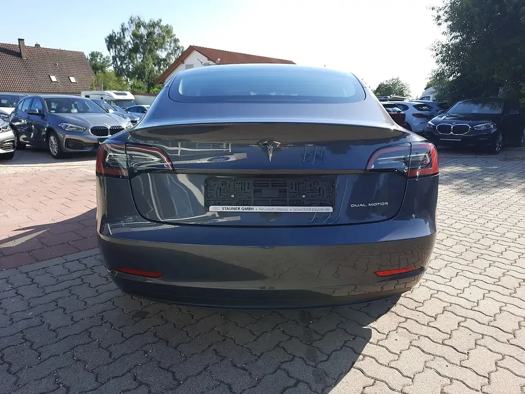 Tesla Model 3 - Thumbnail 5