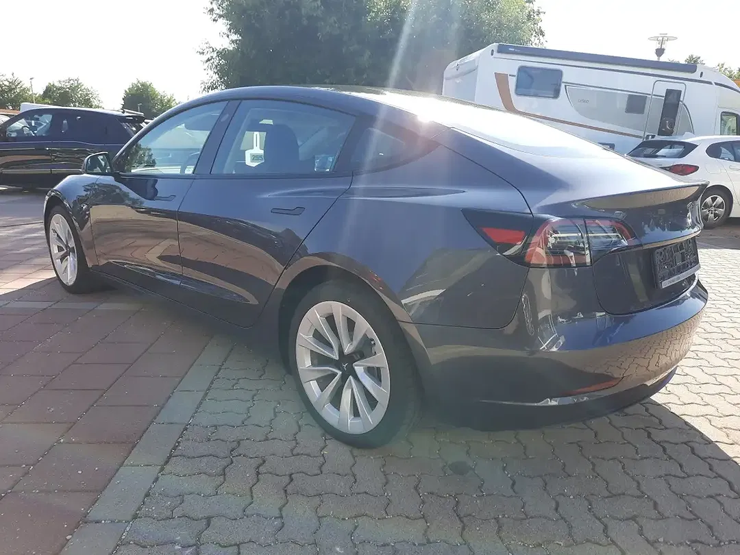 Tesla Model 3 - Thumbnail 6