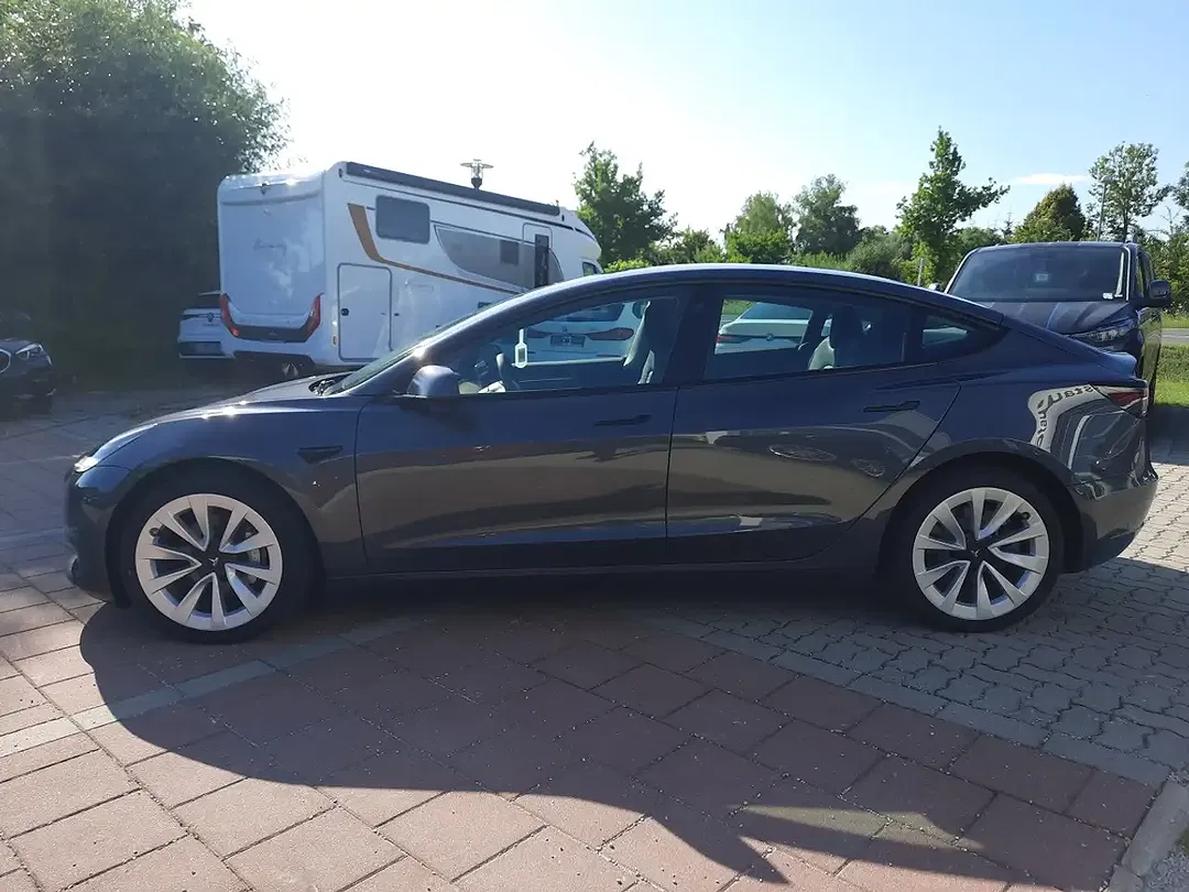 Tesla Model 3 - Thumbnail 7