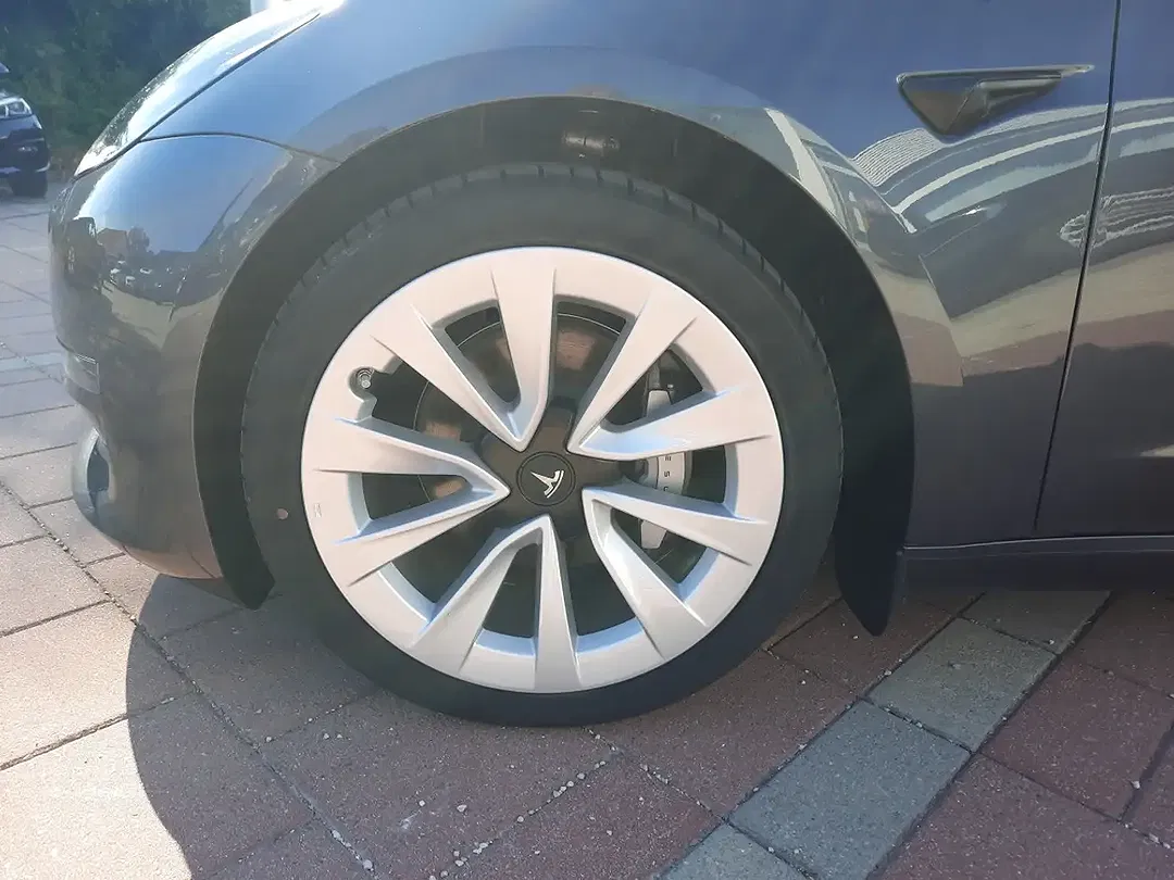 Tesla Model 3 - Thumbnail 8
