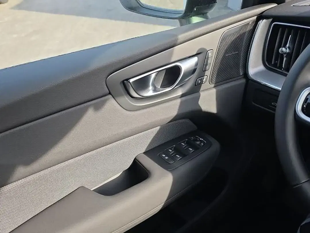 Volvo XC60 - Thumbnail 8