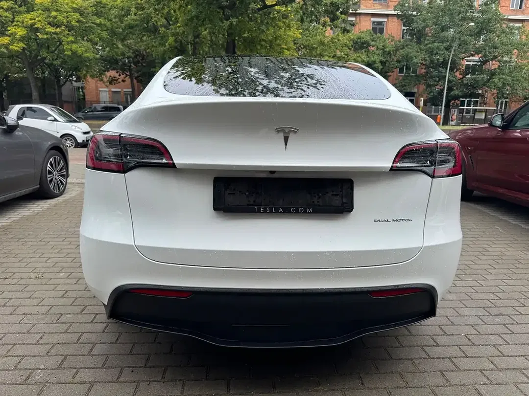 Tesla Model Y - Thumbnail 10