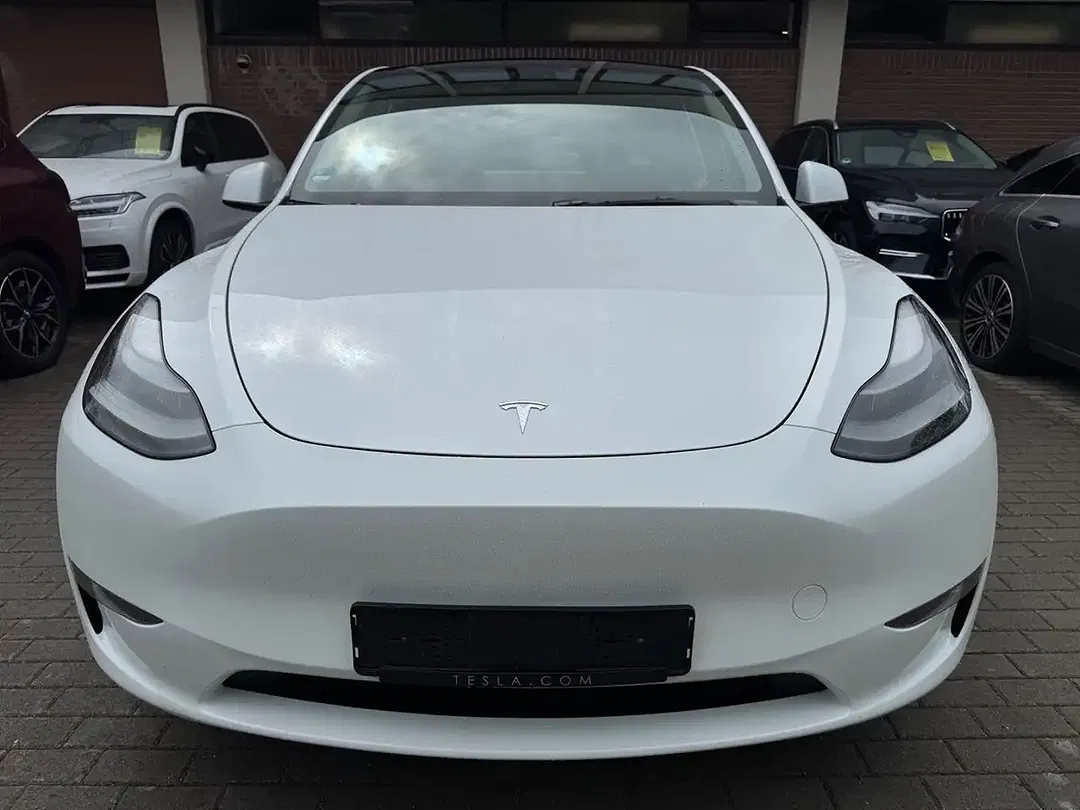 Tesla Model Y - Thumbnail 2