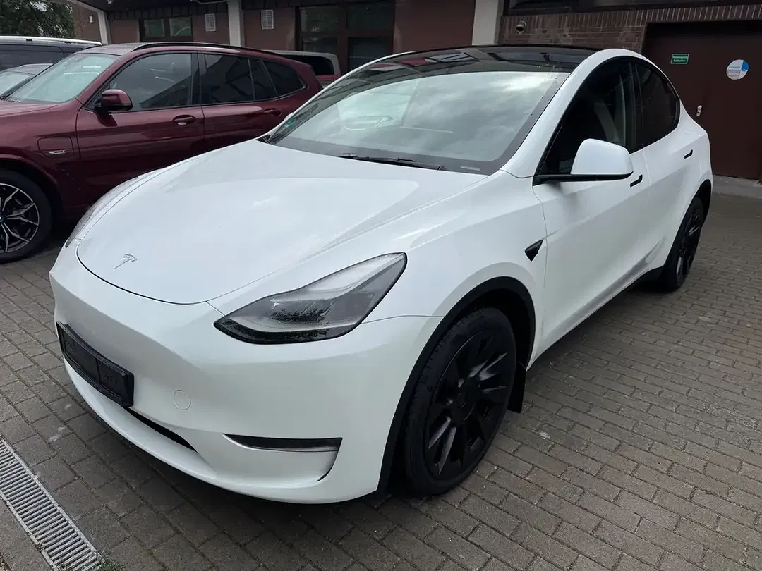 Tesla Model Y - Thumbnail 3