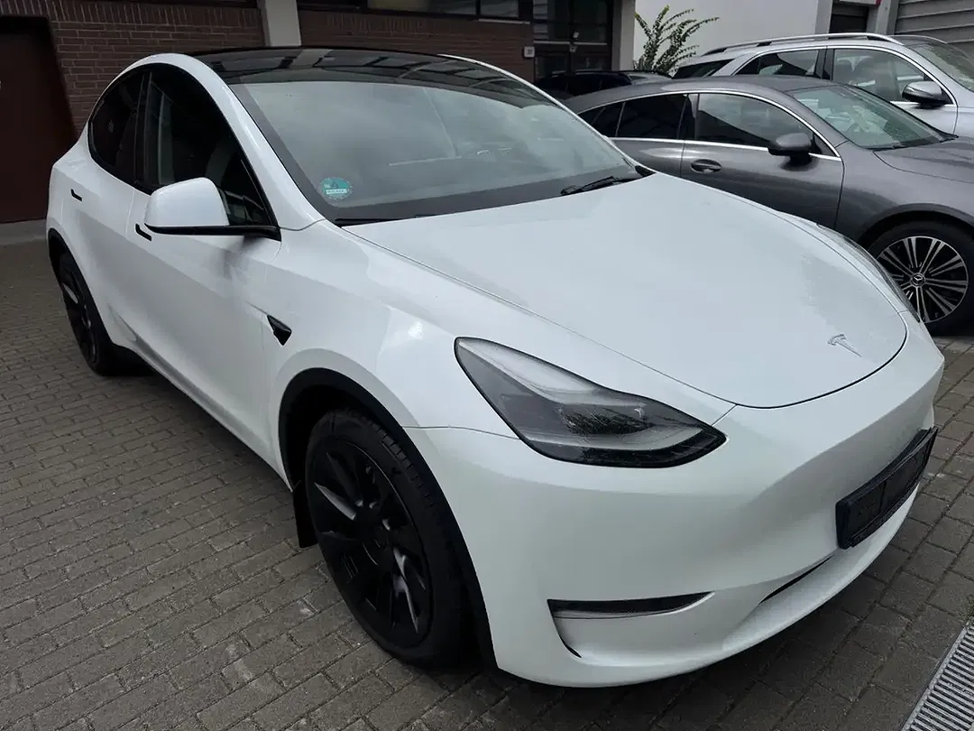 Tesla Model Y - Thumbnail 4