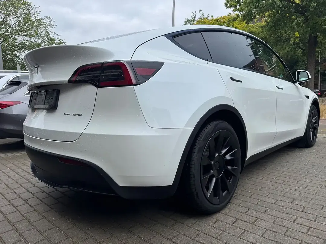 Tesla Model Y - Thumbnail 7