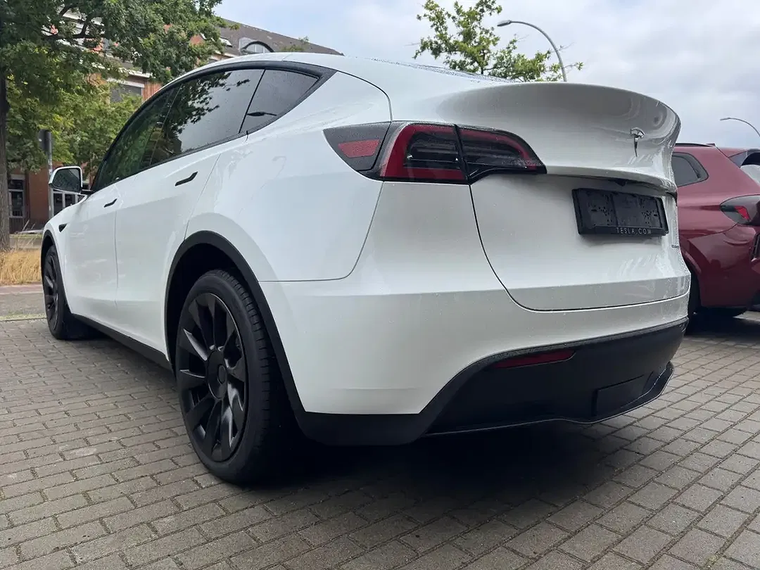 Tesla Model Y - Thumbnail 8