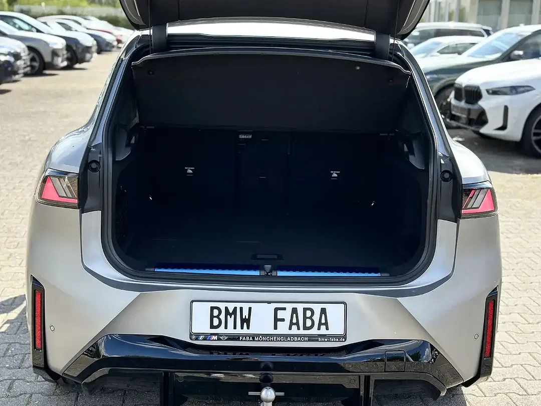 BMW iX3 - Thumbnail 7