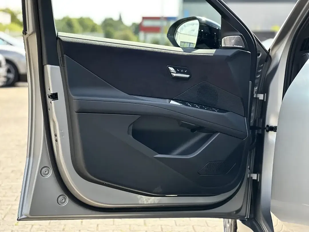 BMW iX3 - Thumbnail 9