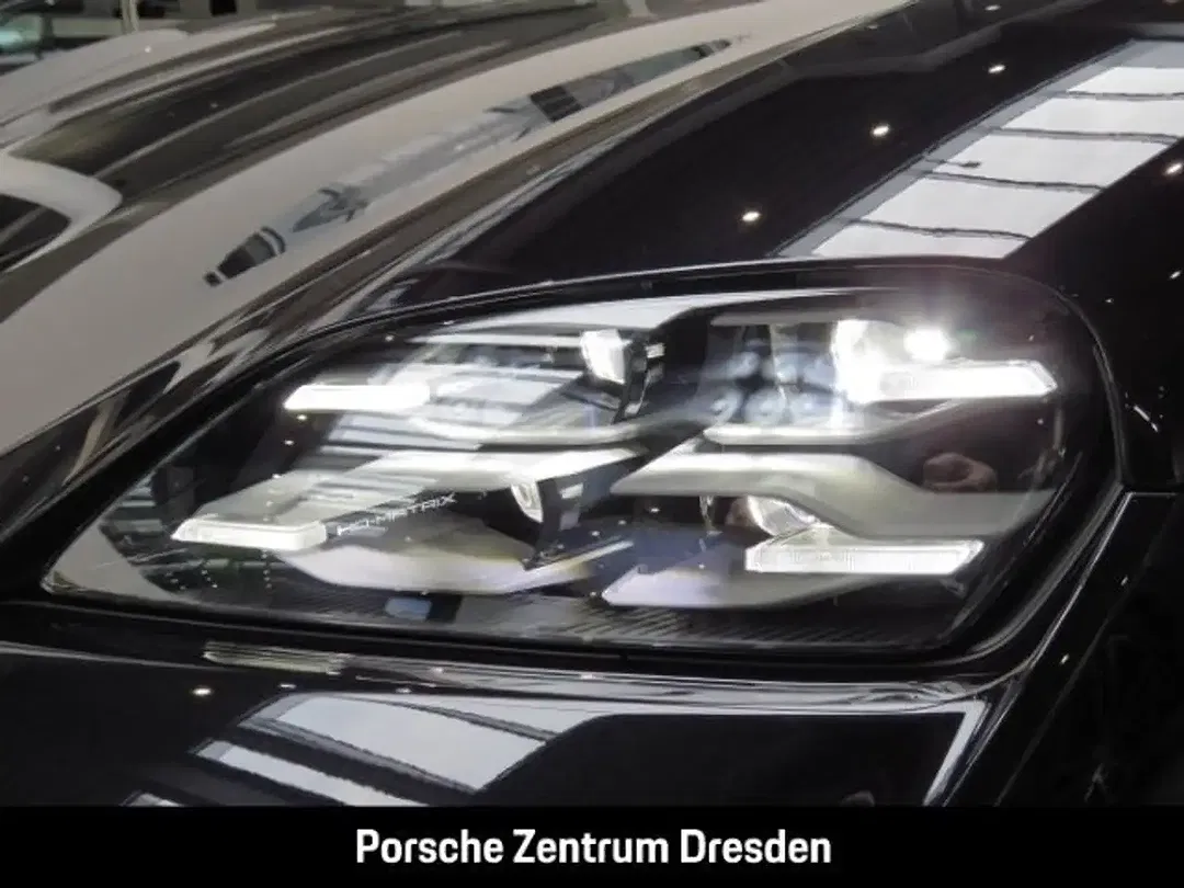 Porsche Taycan - Thumbnail 11