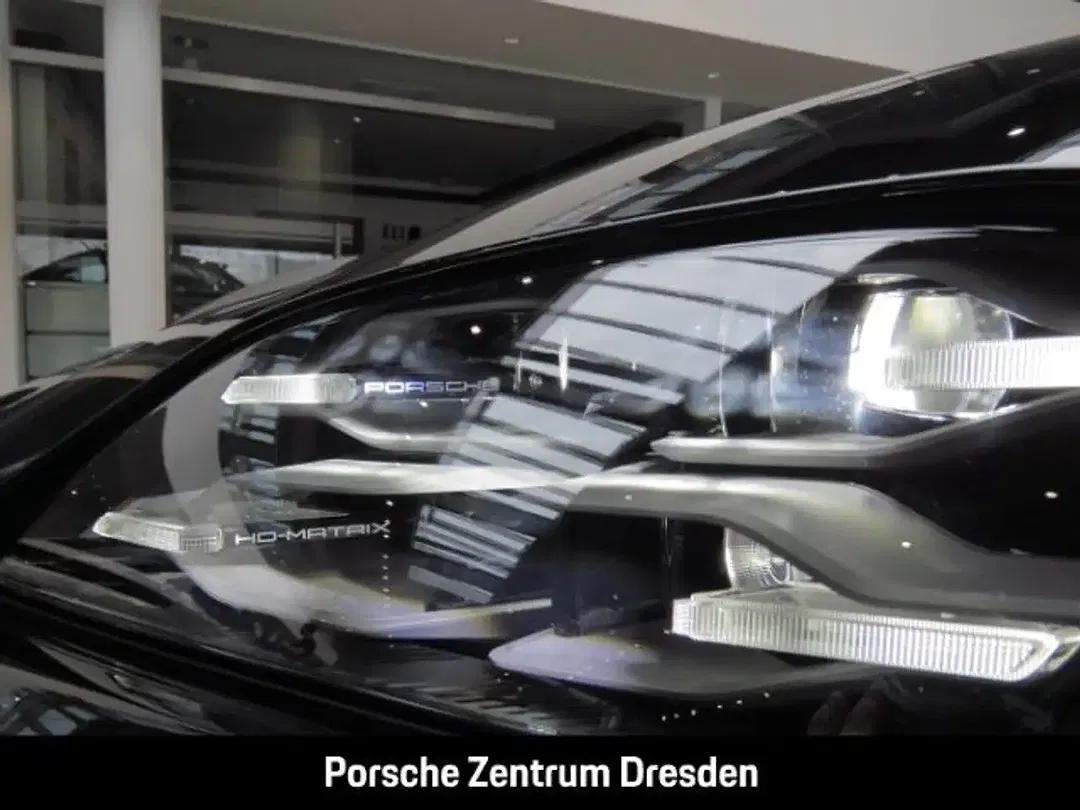 Porsche Taycan - Thumbnail 12