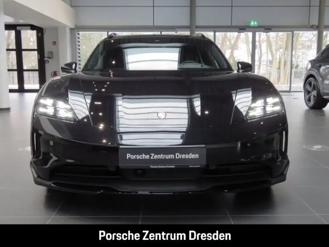 Porsche Taycan - Thumbnail 6