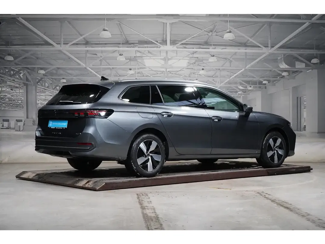 Volkswagen Passat - Thumbnail 3