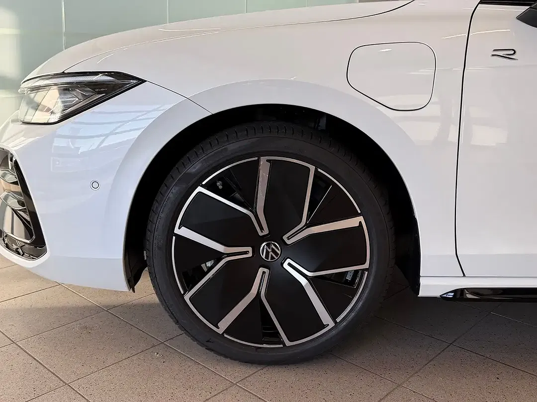 Volkswagen Passat - Thumbnail 4