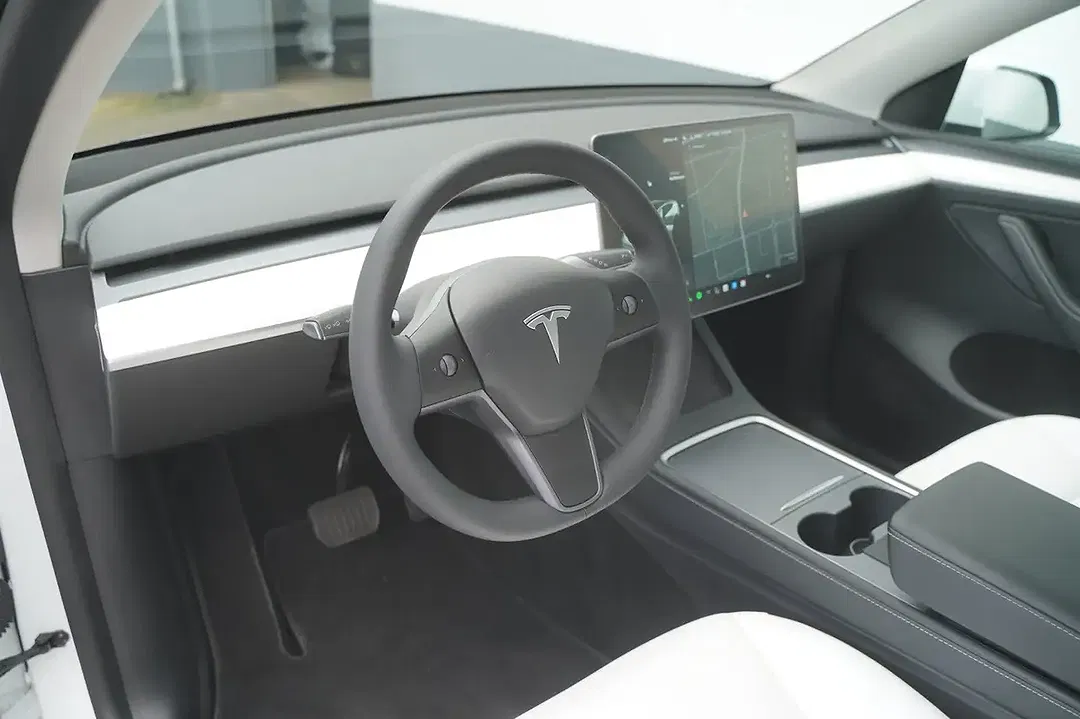 Tesla Model Y - Thumbnail 10