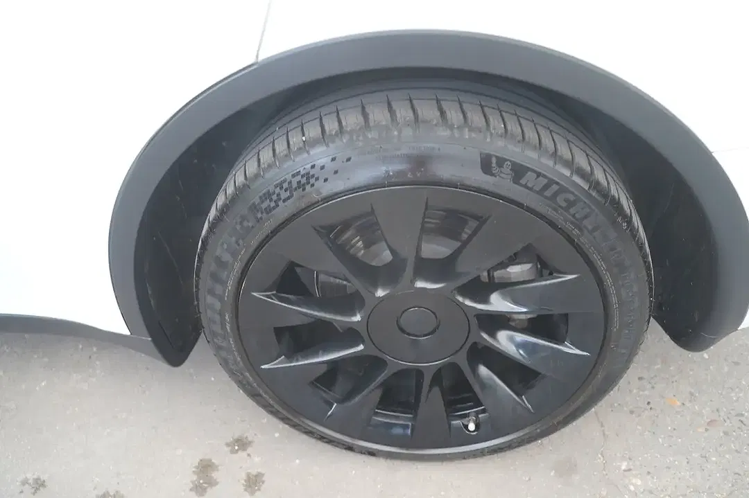 Tesla Model Y - Thumbnail 13