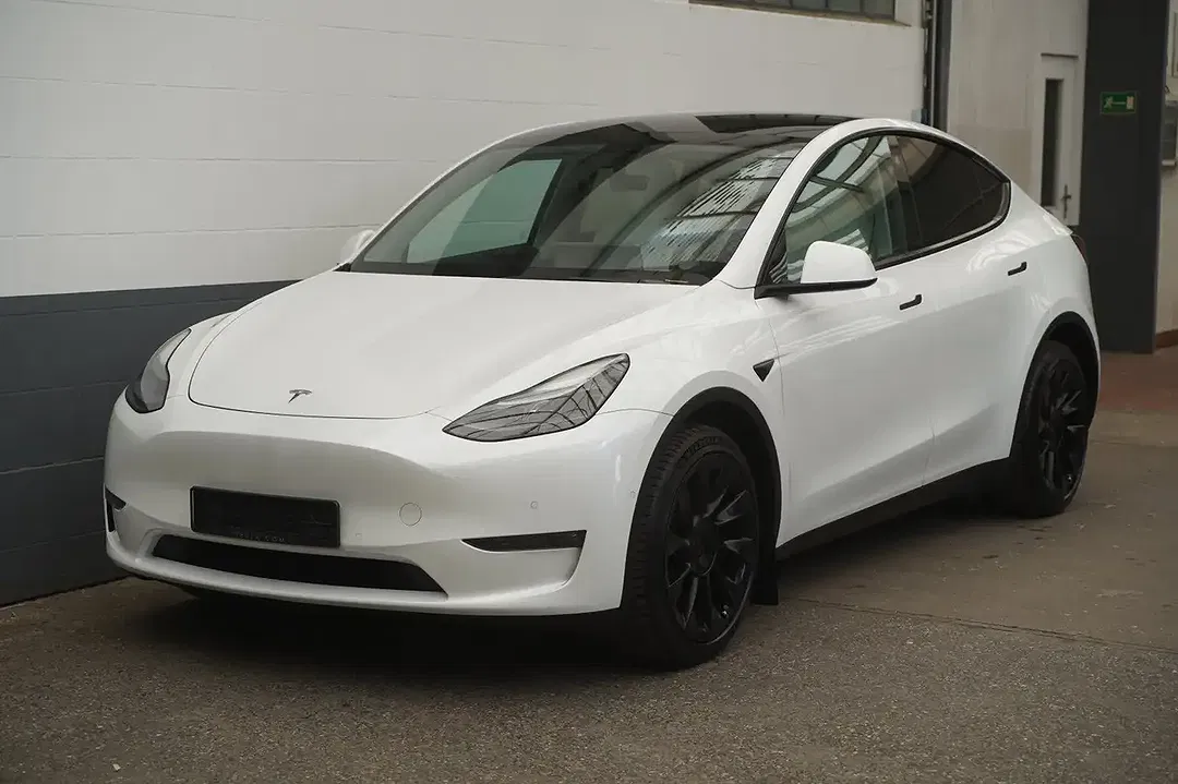 Tesla Model Y - Thumbnail 3