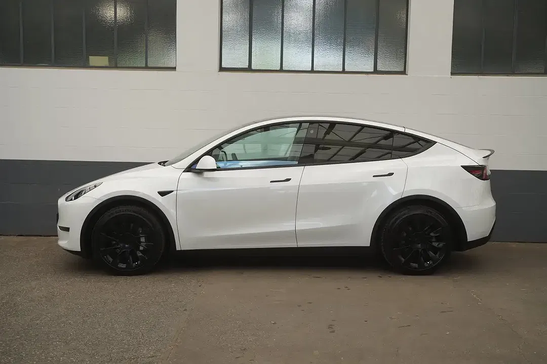 Tesla Model Y - Thumbnail 4