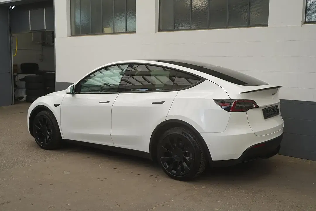 Tesla Model Y - Thumbnail 5