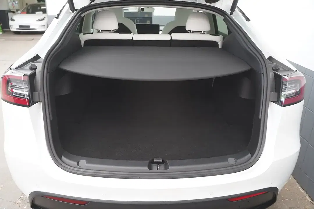 Tesla Model Y - Thumbnail 7