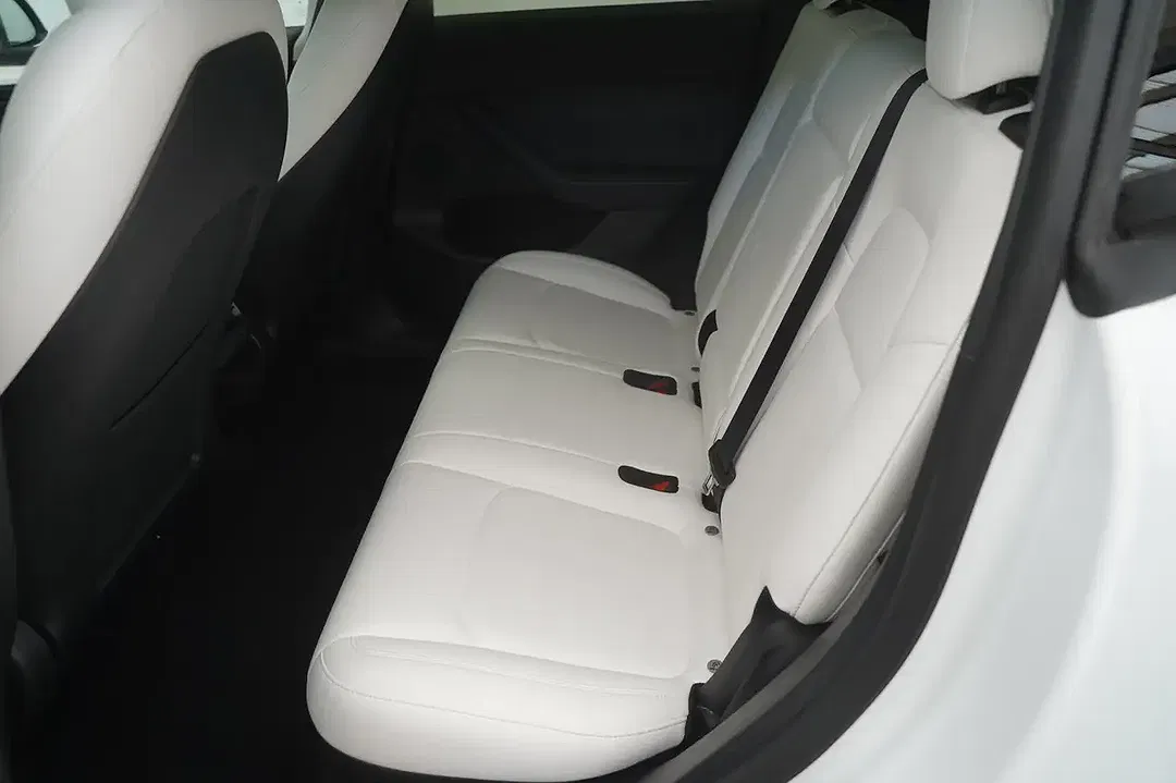 Tesla Model Y - Thumbnail 8