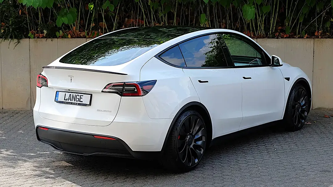 Tesla Model Y - Thumbnail 11