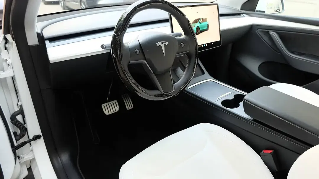 Tesla Model Y - Thumbnail 13