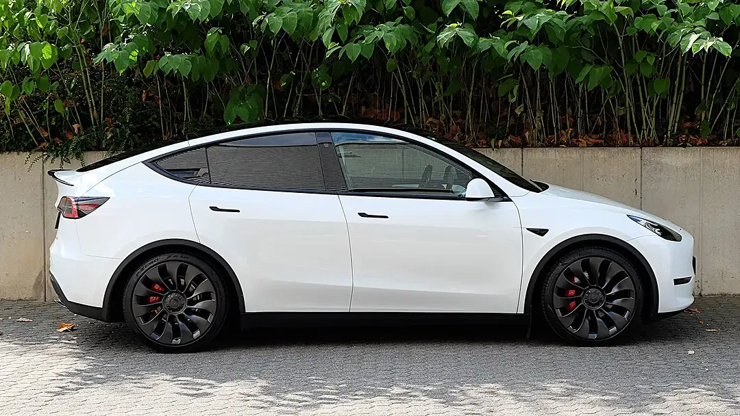 Tesla Model Y - Thumbnail 2
