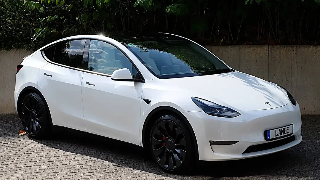 Tesla Model Y - Thumbnail 3