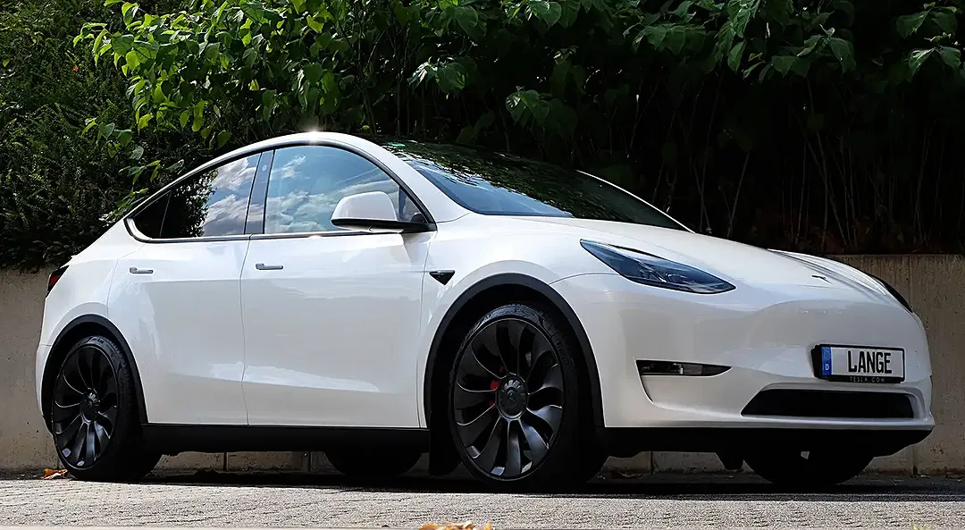 Tesla Model Y - Thumbnail 4