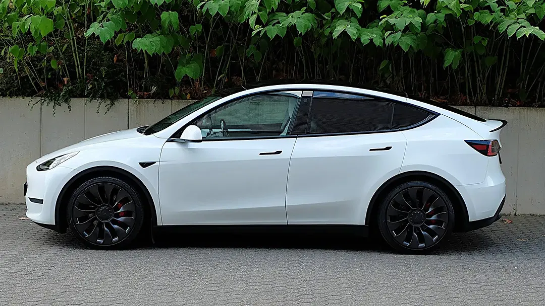 Tesla Model Y - Thumbnail 8