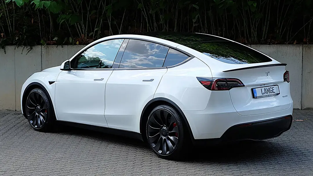 Tesla Model Y - Thumbnail 9