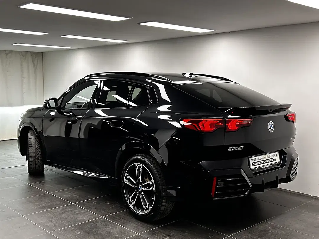 BMW iX2 - Thumbnail 3