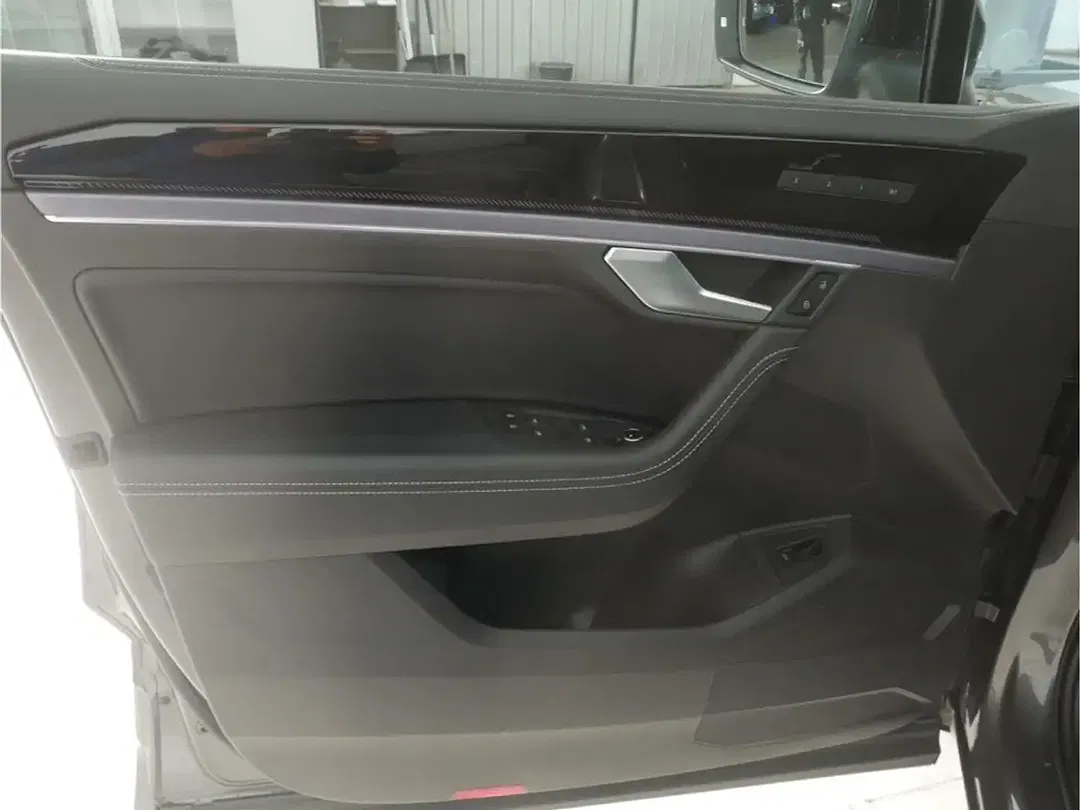 Volkswagen Touareg - Thumbnail 8
