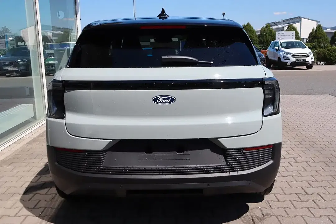 Ford Explorer - Thumbnail 9