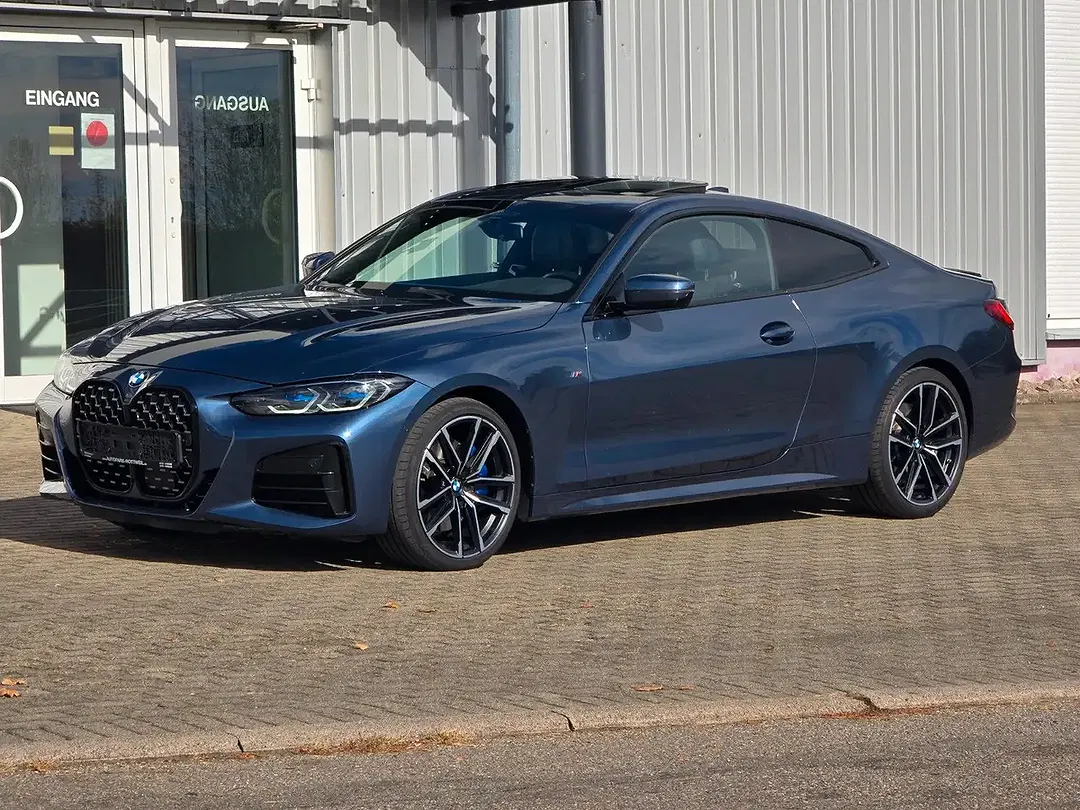 BMW M4 - Thumbnail 1