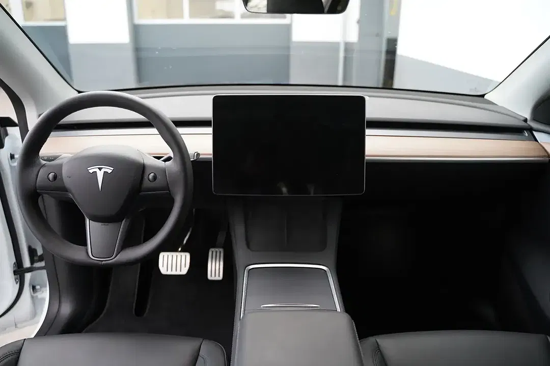 Tesla Model Y - Thumbnail 10