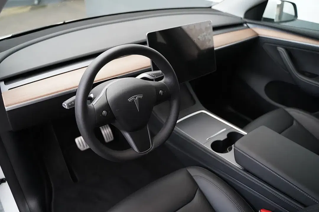 Tesla Model Y - Thumbnail 11