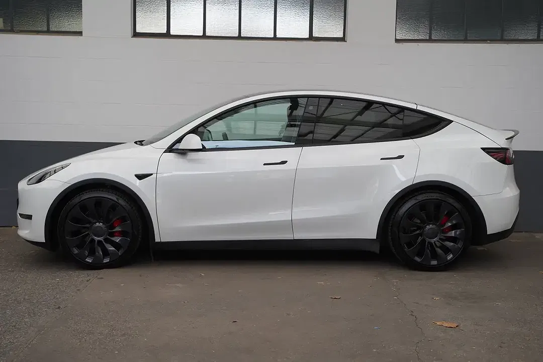 Tesla Model Y - Thumbnail 3