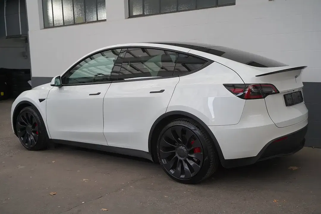 Tesla Model Y - Thumbnail 4