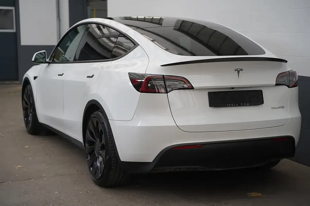 Tesla Model Y - Thumbnail 5
