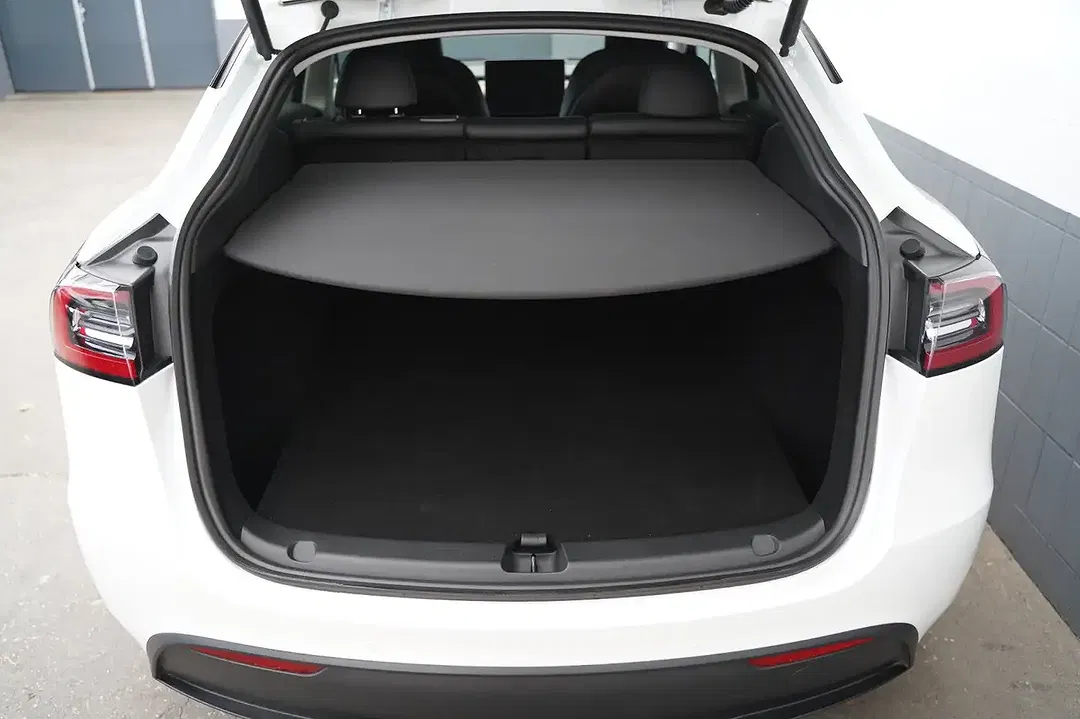 Tesla Model Y - Thumbnail 6
